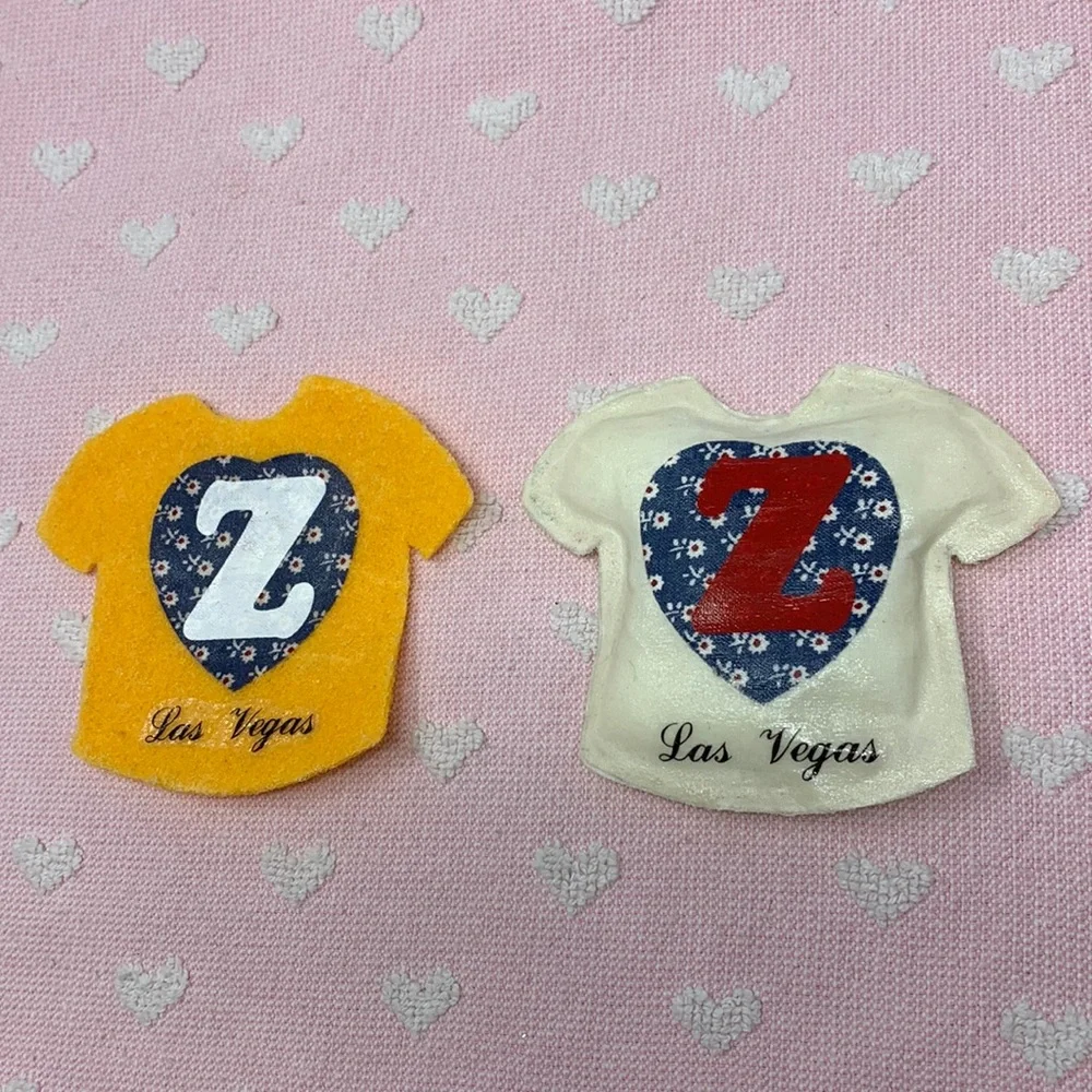 Shirt shaped decorations with Z and Las Vegas/1 is magnet - Picture 1 of 8